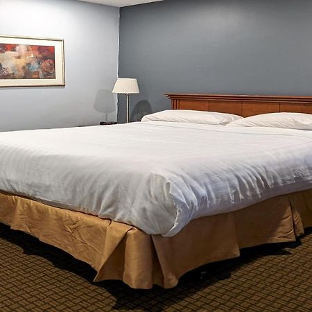 First Canada Hotel Cornwall Hwy 401 On Exteriör bild