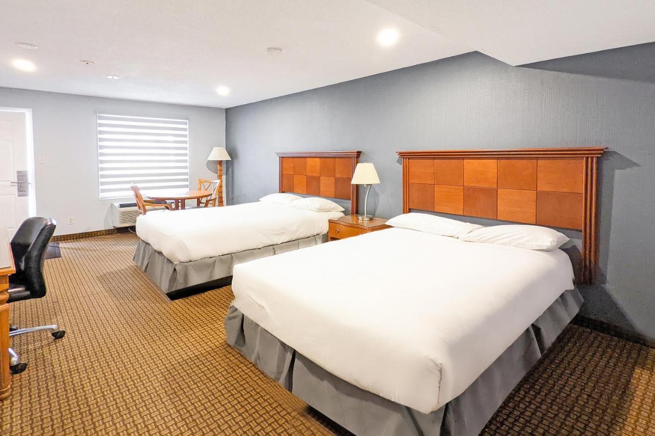 First Canada Hotel Cornwall Hwy 401 On Exteriör bild