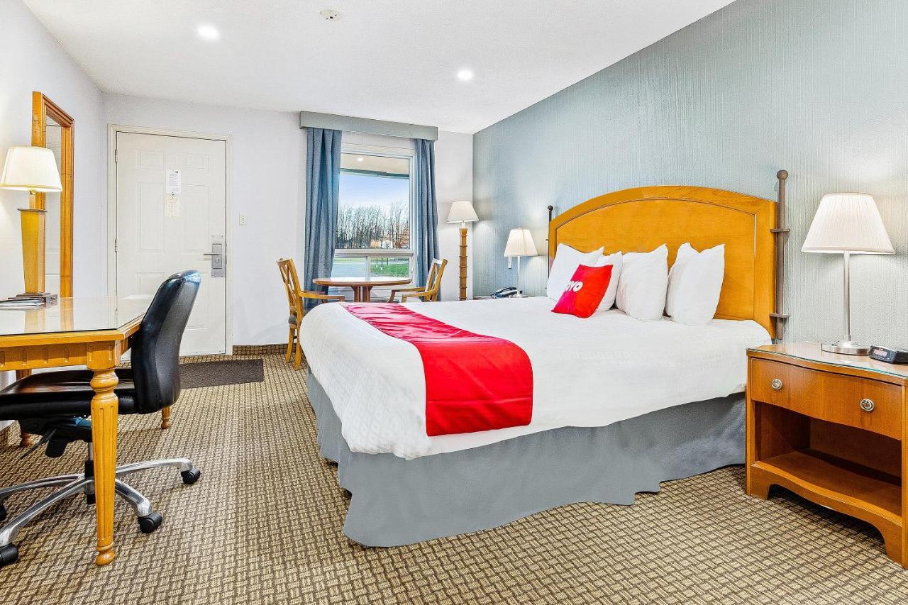 First Canada Hotel Cornwall Hwy 401 On Exteriör bild